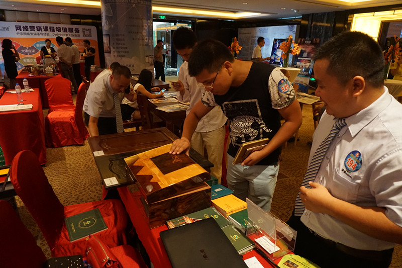免费观看91看片化工為參展客戶講解產品