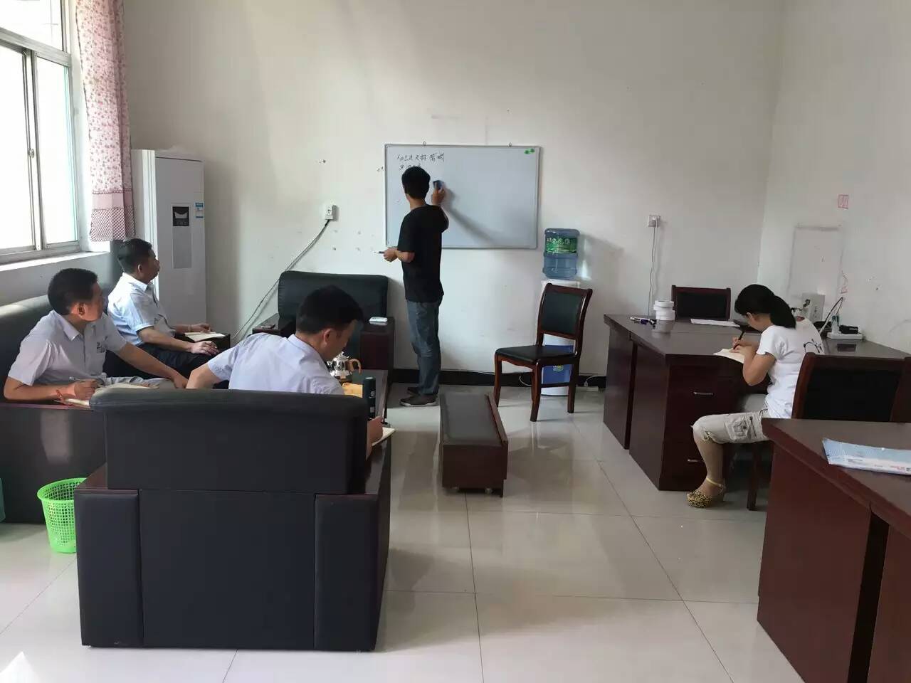 戴老師為免费观看91看片外省業務經理進行經銷商服務培訓