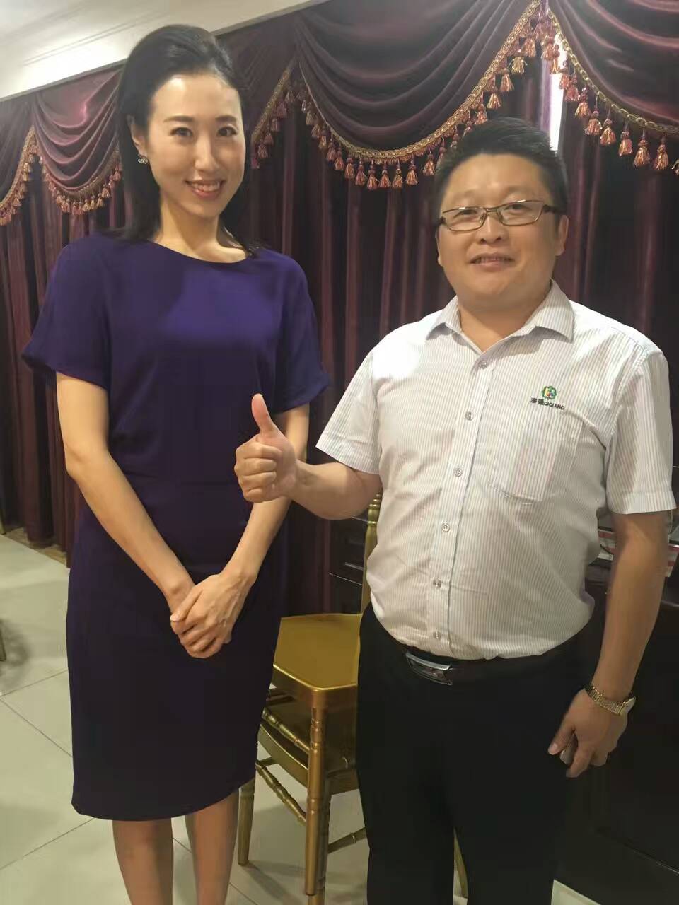 央視主持人夏善鎣（左）和免费观看91看片化工總經理張文（右）合影