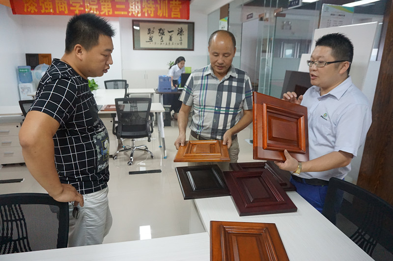 李會長和周理事被免费观看91看片水性漆所做的產品效果所吸引