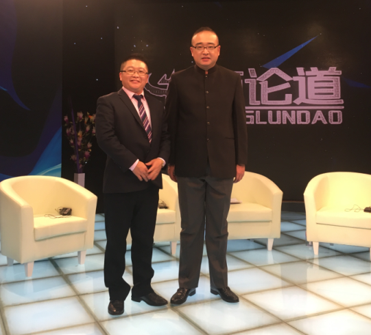 免费观看91看片總經理：張文(左)和央視主持人：朱軼(右)合影