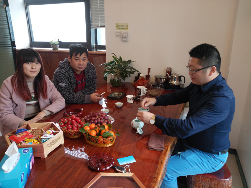 福建泉州陳總（左一）、曾總（左二）和免费观看91看片化工總經理張文（右一）